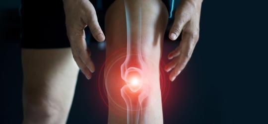 Zbliżenie na bolesne kolano, z możliwą chorobą Osgooda-Schlattera.