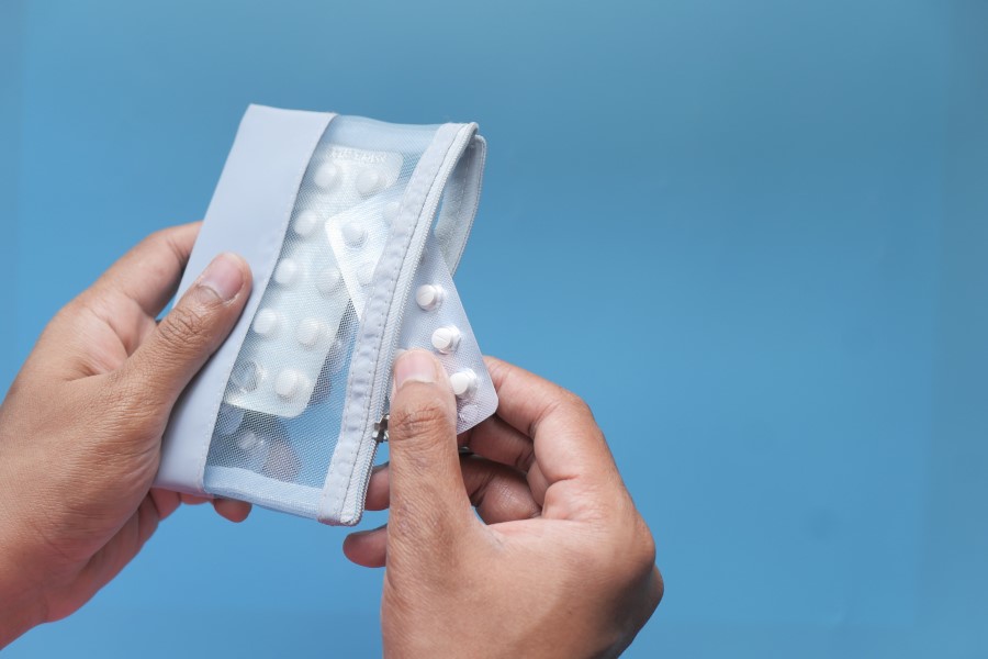 Pacjent wyjmuje blister leków z saszetki.