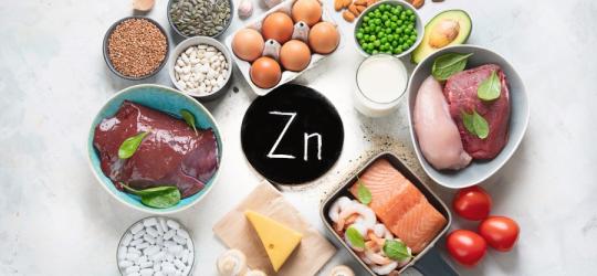 Źródła cynku w diecie - jaja, mięso, podroby, strączki, nasiona, kasze, nabiał.