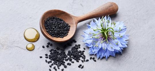 Kwiat, nasiona i olej z czarnuszki siewnej.