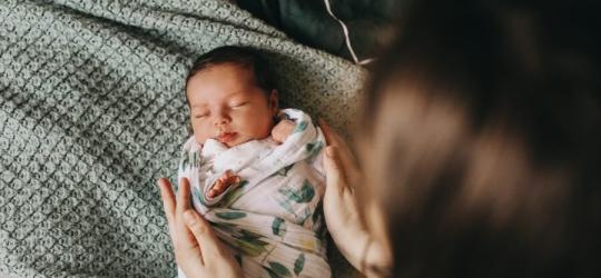 Mama opiekuje się niemowlęciem.