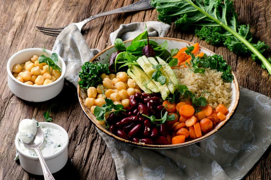 Sałatka warzywna z kaszą i strączkami jako element zbilansowanej diety wegetariańskiej.