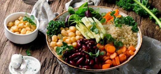 Sałatka warzywna z kaszą i strączkami jako element zbilansowanej diety wegetariańskiej.