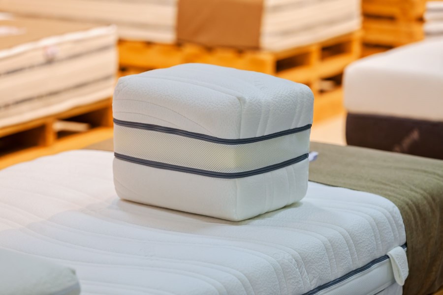 Materace w salonie firmowym.