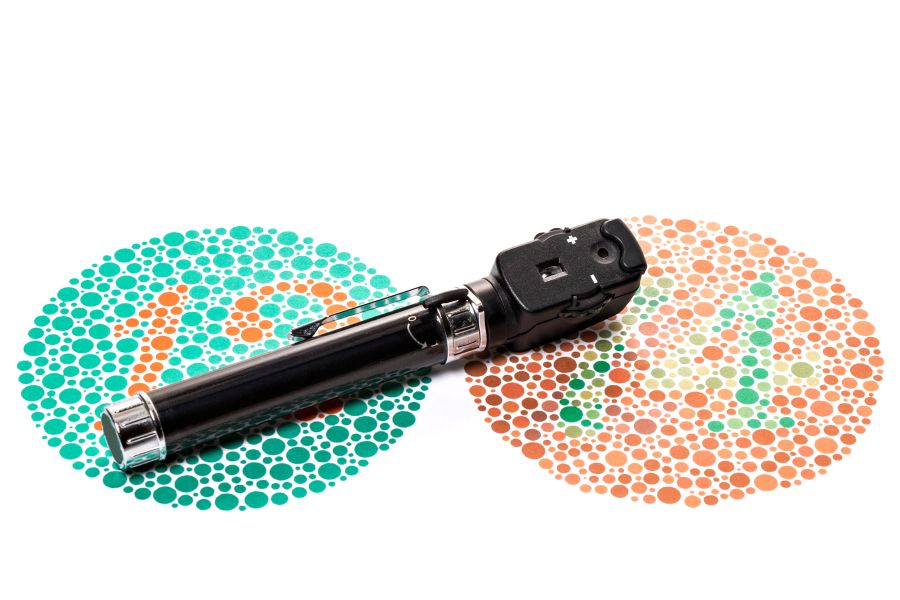 Tablice Ishihary oraz oftalmoskop służące do diagnostyki daltonizmu.