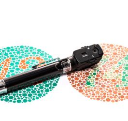 Tablice Ishihary oraz oftalmoskop służące do diagnostyki daltonizmu.