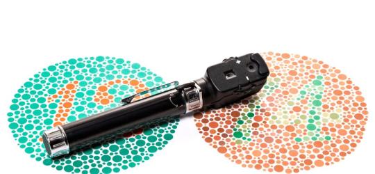 Tablice Ishihary oraz oftalmoskop służące do diagnostyki daltonizmu.