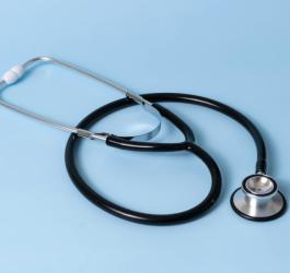 Stetoskop na niebieskim tle.