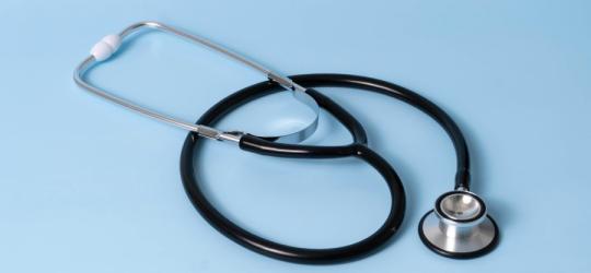 Stetoskop na niebieskim tle.