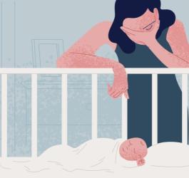 Kobieta z depresją poporodową stoi zrezygnowana nad łóżeczkiem dziecięcym, w którym leży niemowlę.