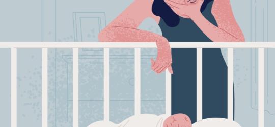 Kobieta z depresją poporodową stoi zrezygnowana nad łóżeczkiem dziecięcym, w którym leży niemowlę.