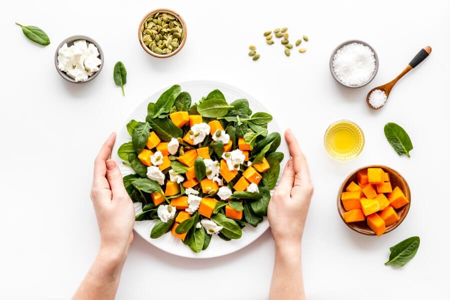 Kobieta przygotowała lekkostrawny posiłek.