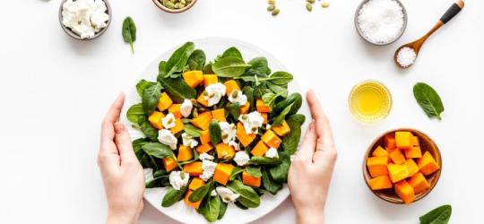 Kobieta przygotowała lekkostrawny posiłek.