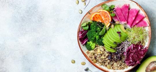 Talerz pełen warzyw, kaszy i owoców. Przykład posiłku na diecie śródziemnomorskiej.