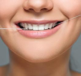 Dlaczego warto używać nici dentystycznej?