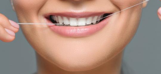 Dlaczego warto używać nici dentystycznej?