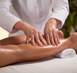 Kobieta w trakcie drenażu limfatycznego nóg.