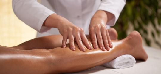 Kobieta w trakcie drenażu limfatycznego nóg.