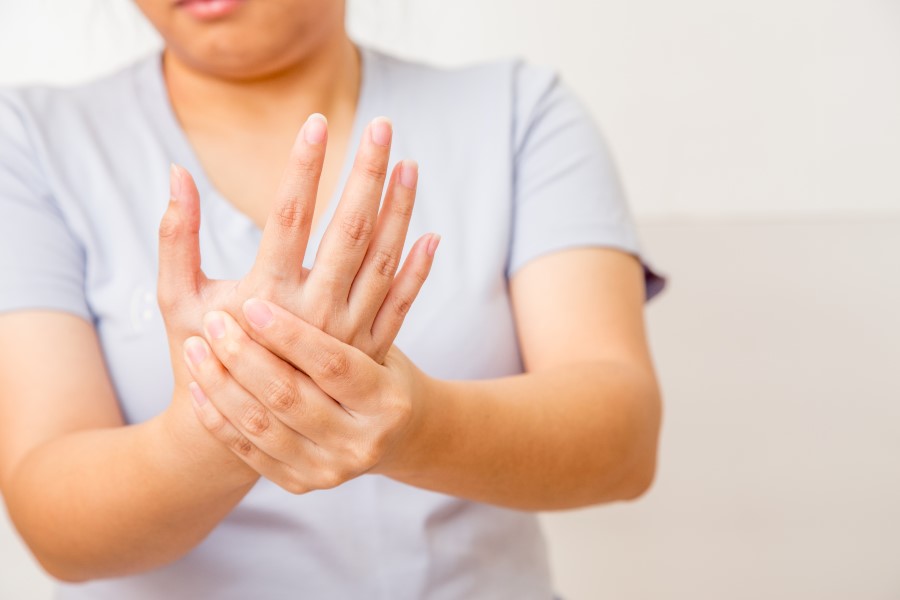 Kobieta zmaga się z drętwieniem prawej ręki.