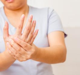 Kobieta zmaga się z drętwieniem prawej ręki.