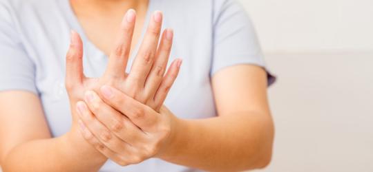 Kobieta zmaga się z drętwieniem prawej ręki.