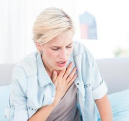 Kobieta doświadcza duszności, źle się czuje.