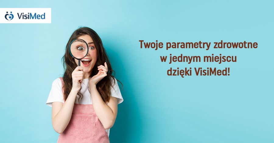 Szczęśliwa kobieta trzyma w ręce szkło powiększające. Obok logo VisiMed.