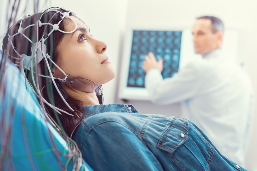 Pacjentka w gabinecie lekarskim podczas badania EEG.
