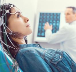 Pacjentka w gabinecie lekarskim podczas badania EEG.