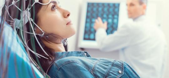 Pacjentka w gabinecie lekarskim podczas badania EEG.