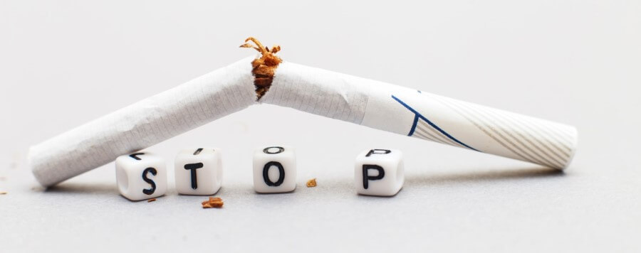 Przełamany papieros symbolizujący rzucanie palenia.