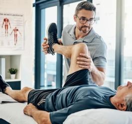 Fizjoterapeuta podczas rehabilitacji z pacjentem.