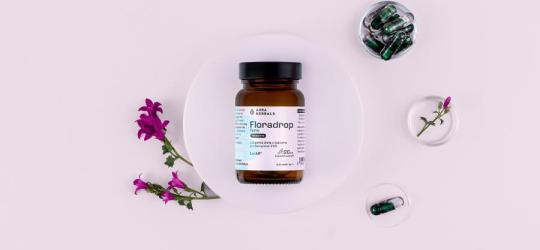 Opakowanie produktu Floradrop na różowym tle.