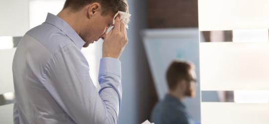 Mężczyzna cierpiący na robię społeczną, stresuje się przed wystąpieniem publicznym.