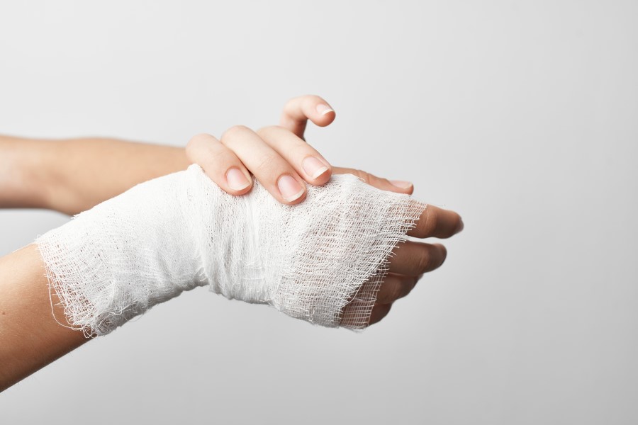 Zabandażowana dłoń - niepoprawne leczenie może doprowadzić do rozwoju gangreny.