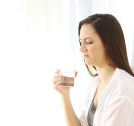 Kobieta podczas picia wody wyczuwa nieprzyjemny, gorzki smak w ustach.