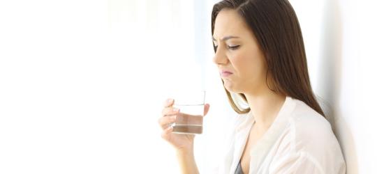 Kobieta podczas picia wody wyczuwa nieprzyjemny, gorzki smak w ustach.