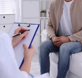 Mężczyzna jest w gabinecie urologicznym, czeka na badanie.