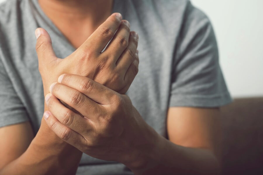 Mężczyznę swędzi skóra dłoni z powodu grzybicy skóry.