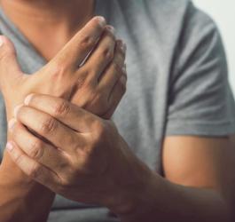 Mężczyznę swędzi skóra dłoni z powodu grzybicy skóry.