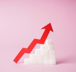 Wykres z kostek cukru wraz z czerwoną strzałką wskazujące na hiperglikemię.