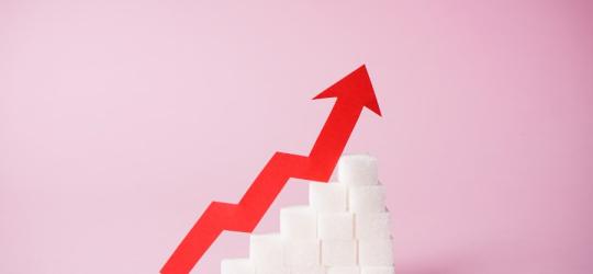 Wykres z kostek cukru wraz z czerwoną strzałką wskazujące na hiperglikemię.