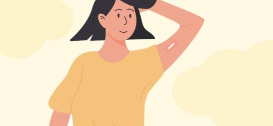 Rysunkowa kobieta ma założony na ramieniu implant antykoncepcyjny.