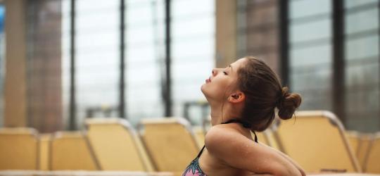 Kobieta odpoczywa w jacuzzi.