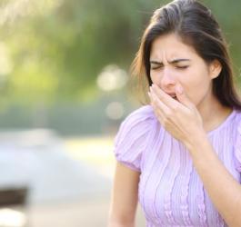 Kobieta kaszle, boli ją gardło.