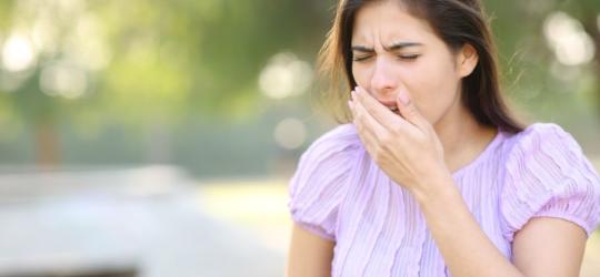 Kobieta kaszle, boli ją gardło.