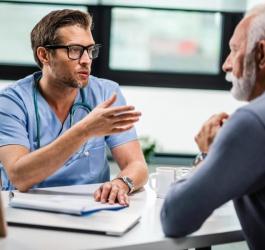 Starszy mężczyzna z wizytą u lekarza.