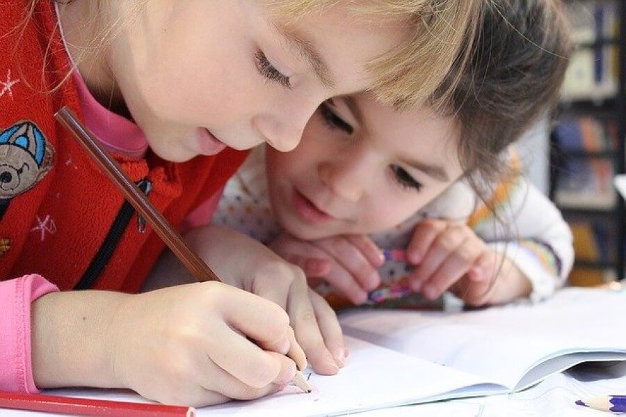 Dziewczynki wykonujące zadanie domowe.