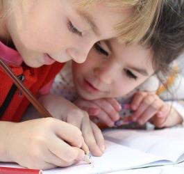 Dziewczynki wykonujące zadanie domowe.