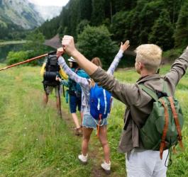 Grupa znajomych podczas pieszej wycieczki w górach.
